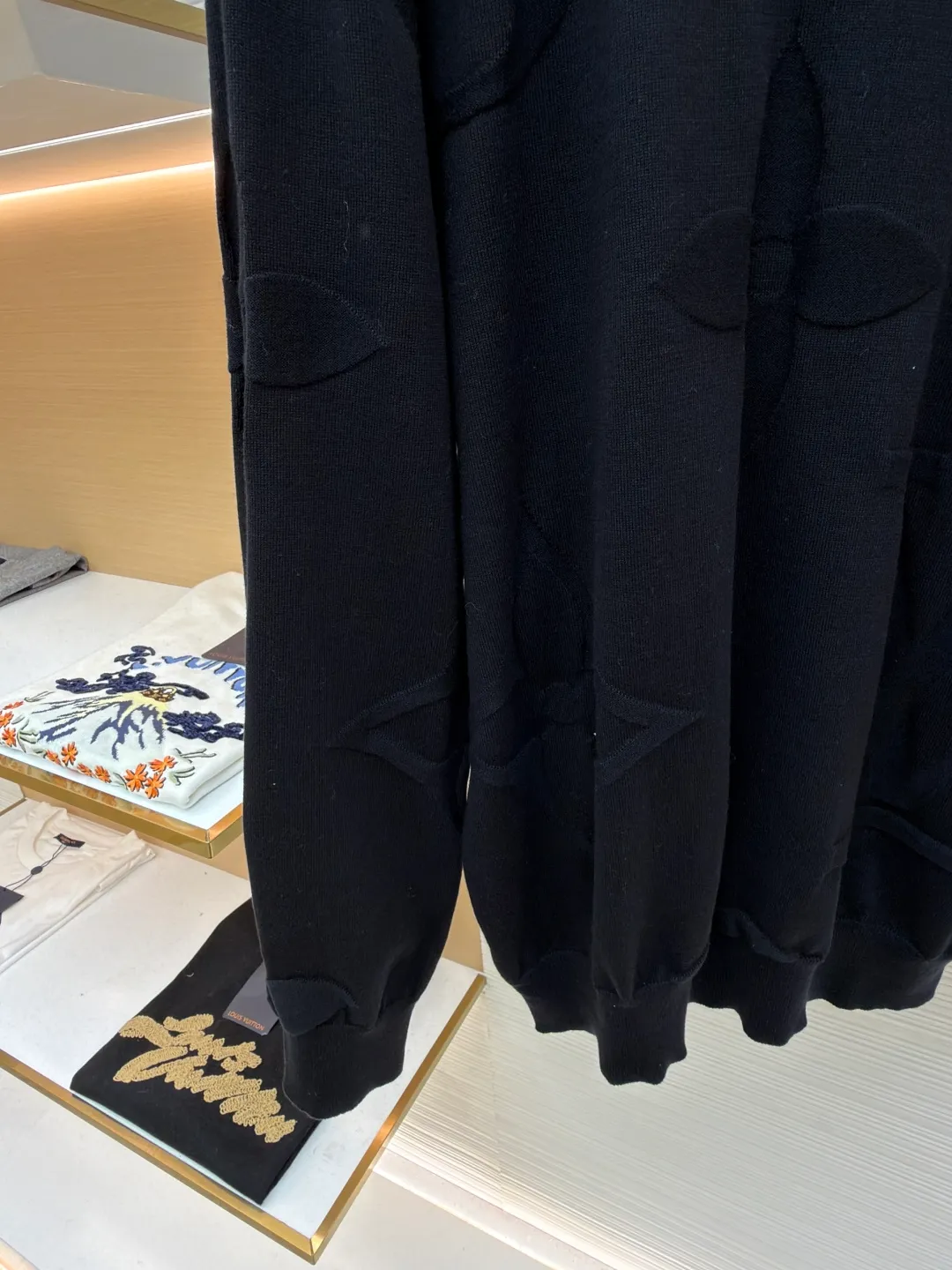 LOUIS VUITTON Embossed Flower 㚏 Jacquard Knitted Round Neck Long Sleeve ●Original version: Purchased and developed for 12300 ●Item number: 1681028-A70 ●Material: combed cotton fabric ●Technology: knitted intarsia production ●Version: fitted version ●Weight: about 340 grams ●Size: Swiss woven positioning intarsia technology, high-end pink color, sporty style, same style for men and women! The classic wide version is fashionable and advanced! The overall wiring is straight and delicate, the fabric is comfortable and soft, and the color is consistent without color difference. It can be matched with the same style to create a fashionable look and control various occasions. Customized accessories, complete with three standards, same style for men and women!